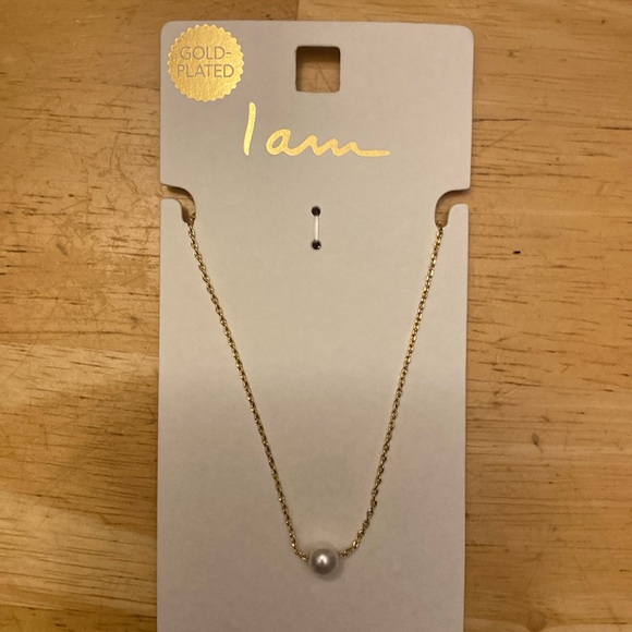 Gold plated and faux pearl adjustable necklace. 16- 18 inches NWT - Picture 2 of 4